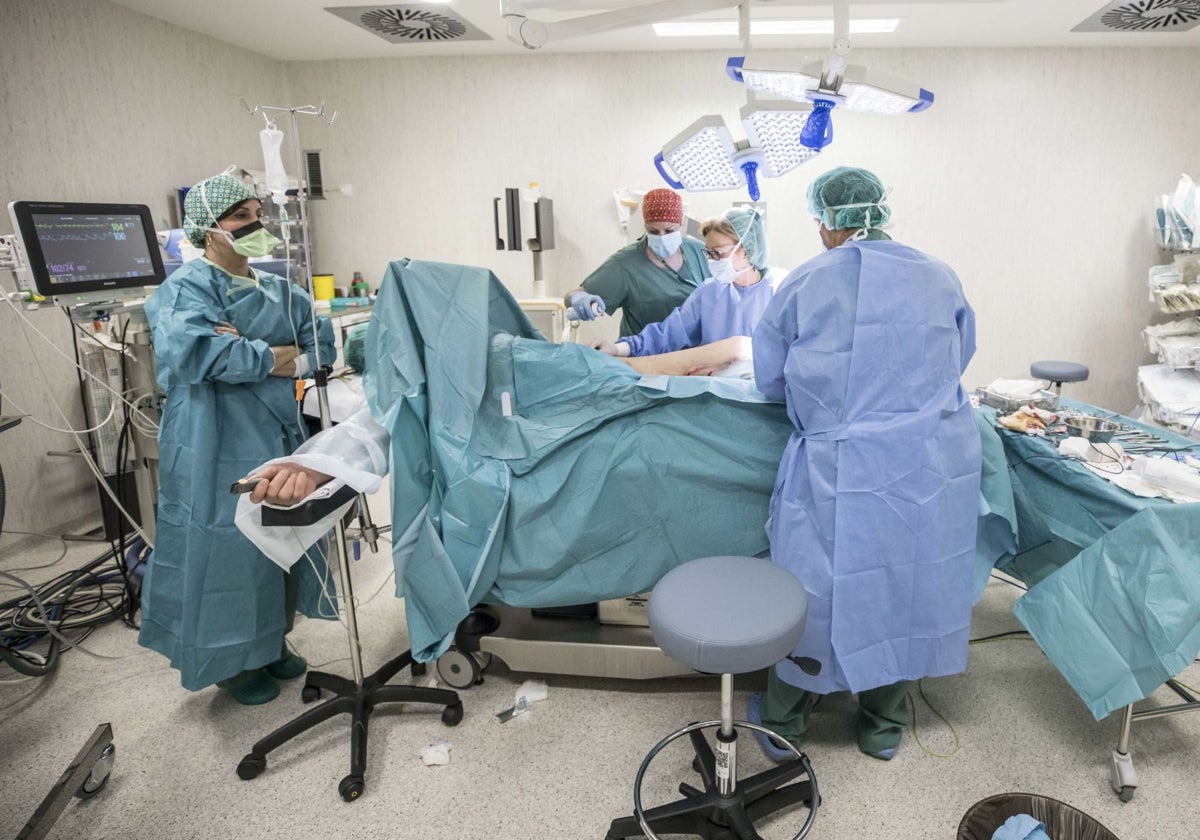 Una intervención quirúrgica en un hospital.