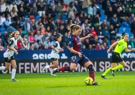 La levantinista Anna Torrodá golpea el balón en el derbi disputado contra el Valencia.