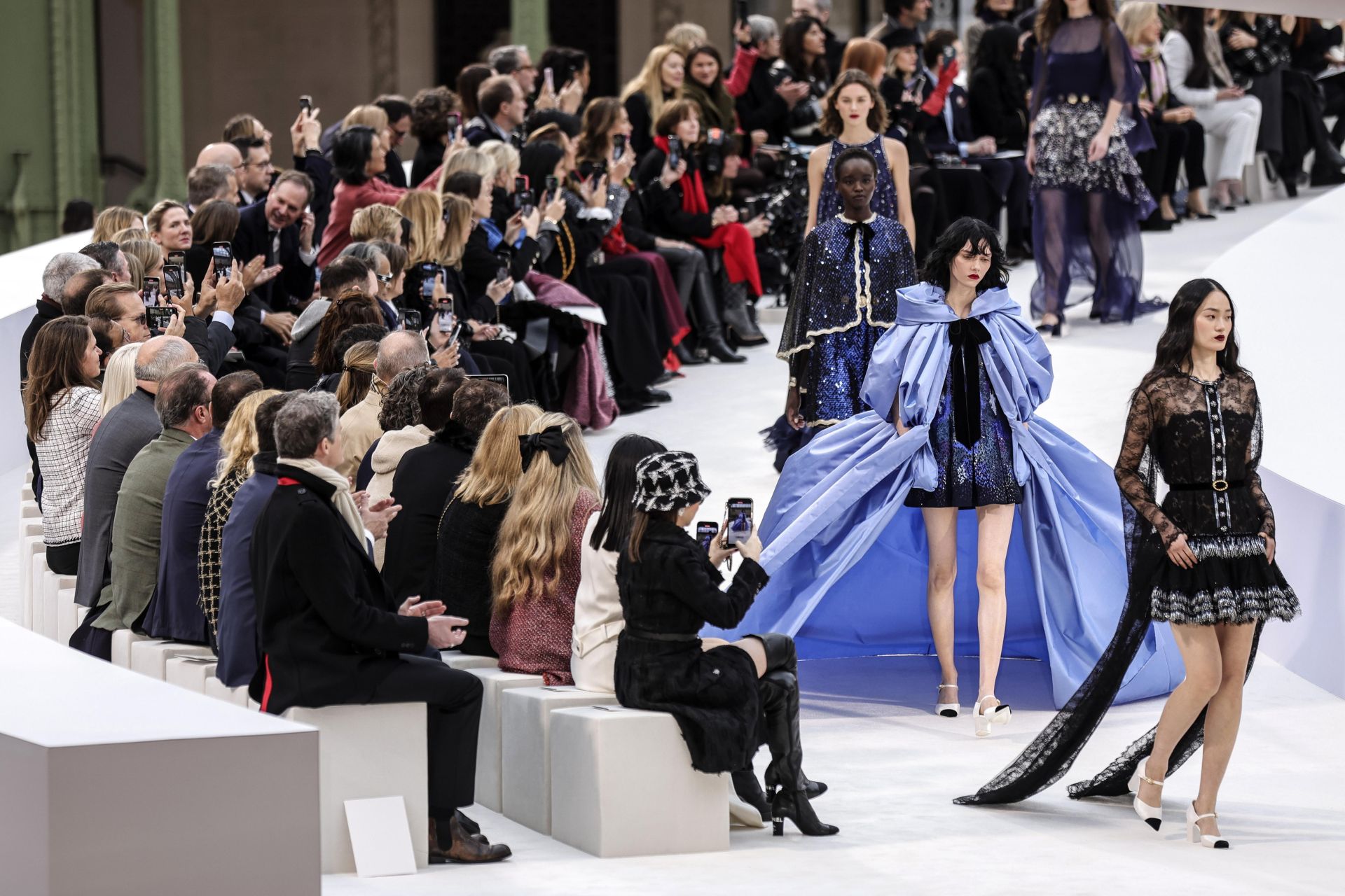 Chanel celebra los 110 años de la firma rodeada de celebrities en la París Fashion Week