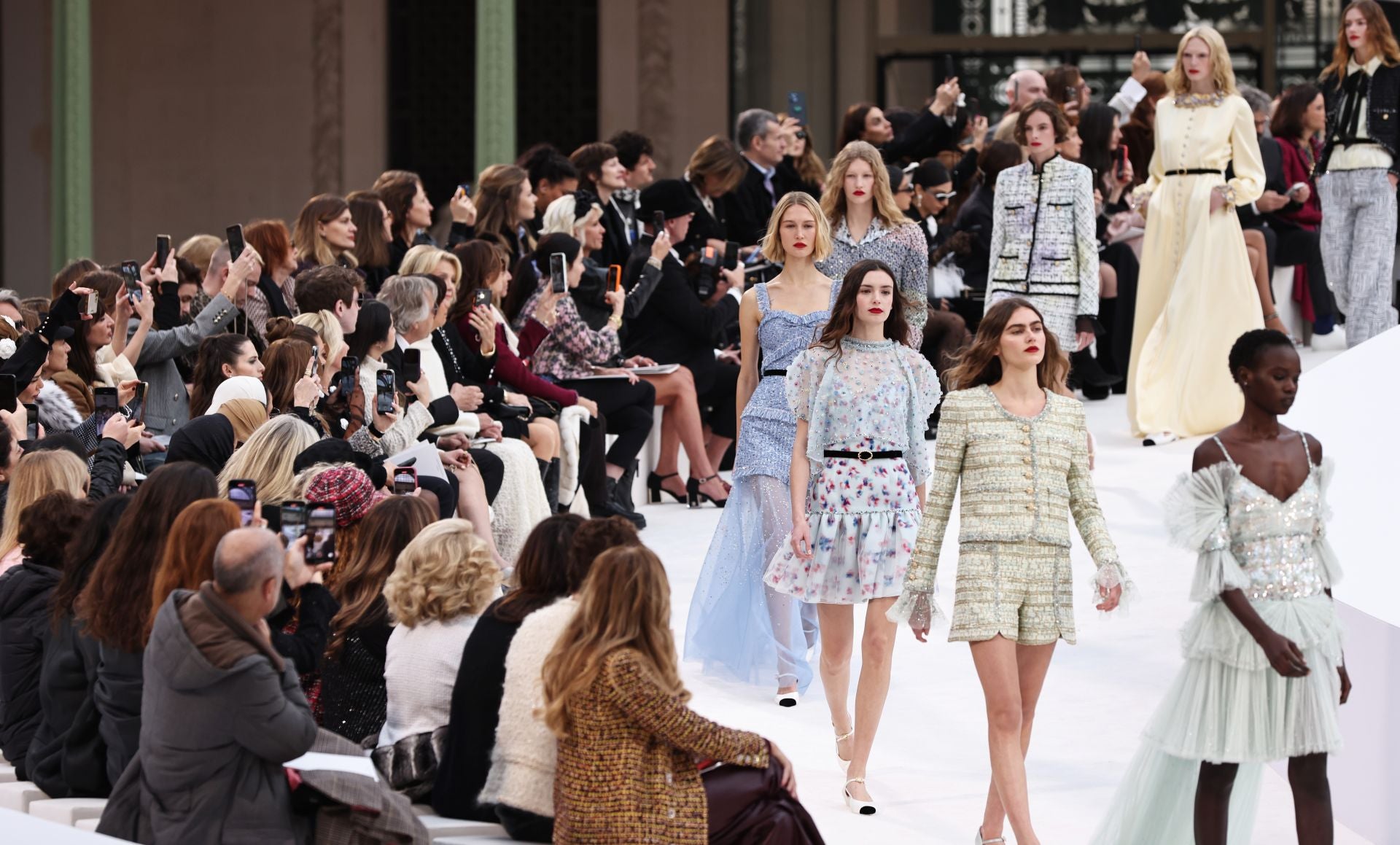 Chanel celebra los 110 años de la firma rodeada de celebrities en la París Fashion Week