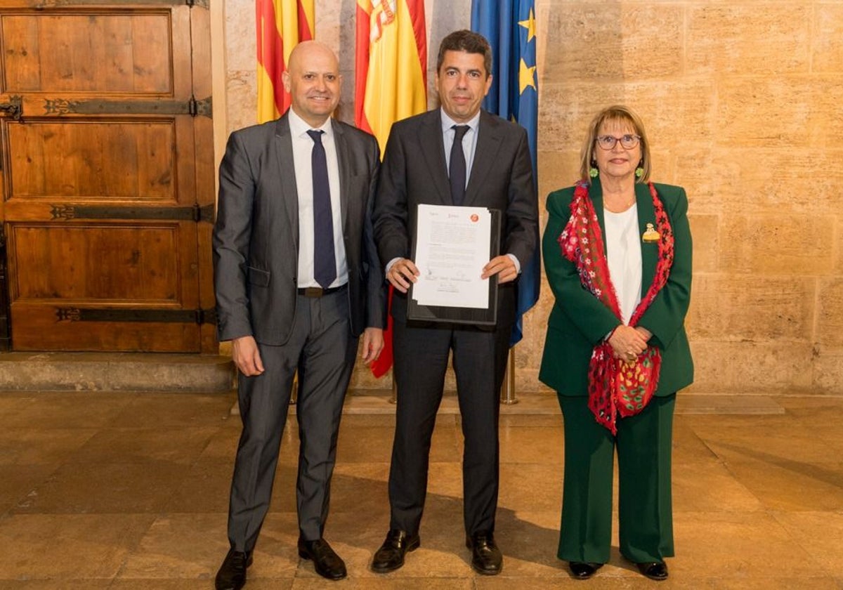 Armando Layna, socio fundador de Digital Valley, Carlos Mazón, presidente de la Generalitat, y Concha García, alcaldesa de Picassent, tras la firma del acuerdo de intenciones.