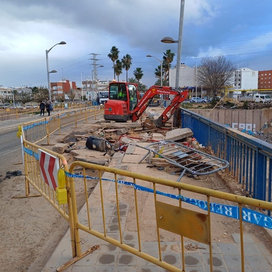 Obras en uno de los puentes afectados en l'Horta.