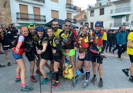 Miembros del Trenkacames Sedaví posan mientras se preparan para una expedición de montaña.