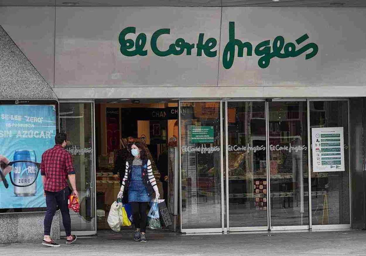 Gente entrando y saliendo de El Corte Inglés en una imagen de archivo.