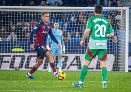 Algobia controla el balón en el partido del Granada, el último disputado hasta ahora en el Ciutat.