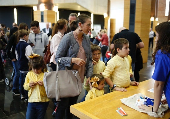 Una madre con cuatro niños en un congreso de familias numerosas.