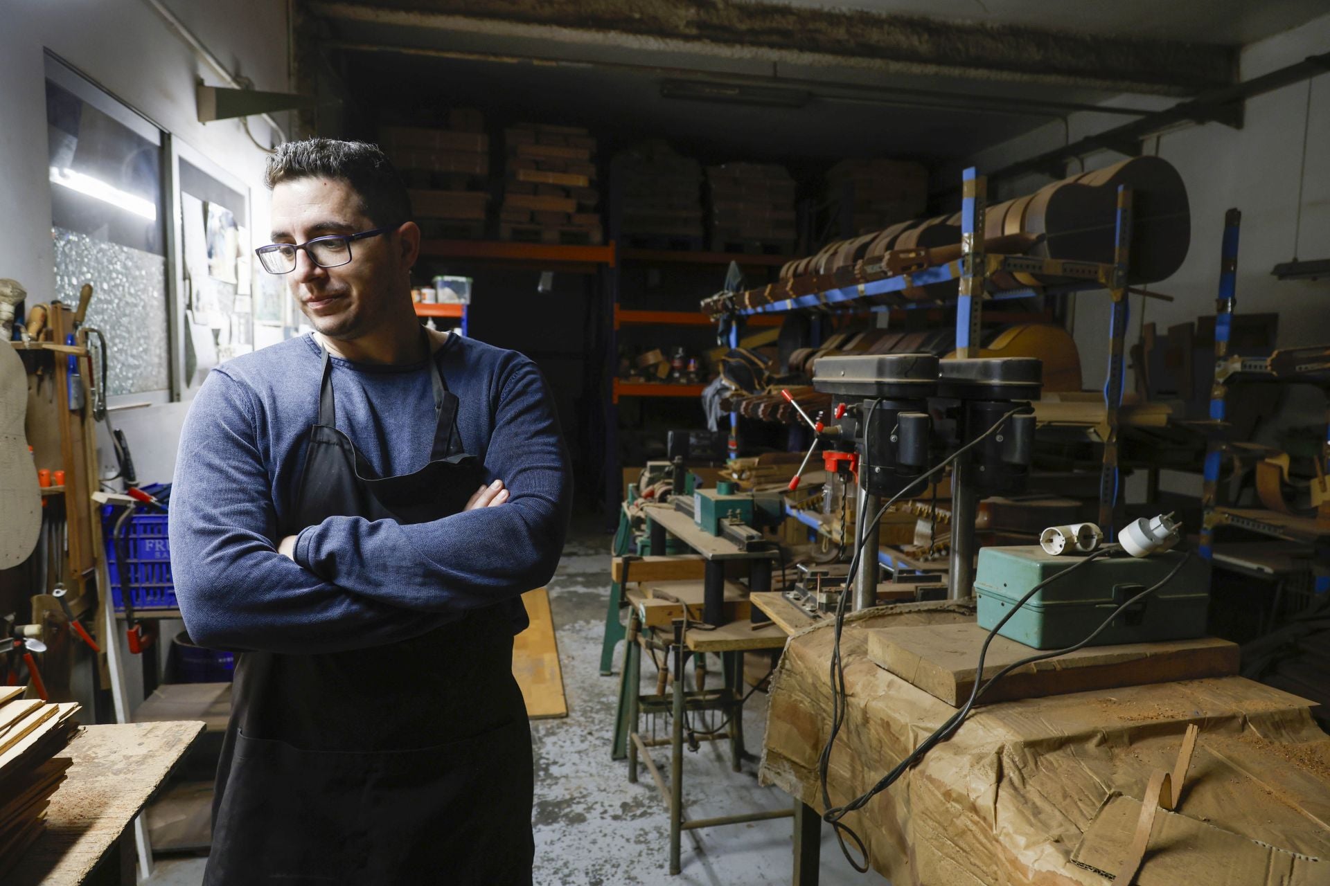 Imagen principal - De Paco de Lucía a Estopa, el centenario taller de guitarras de Benicalap cierra y Valencia pierde un referente musical