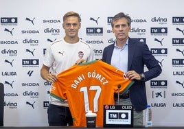 Dani Gómez, junto a Miguel Ángel Corona, en el día de su presentación como jugador del Valencia.