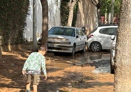 Un niño recorre una calle llena de barro en Picanya, tras la dana.