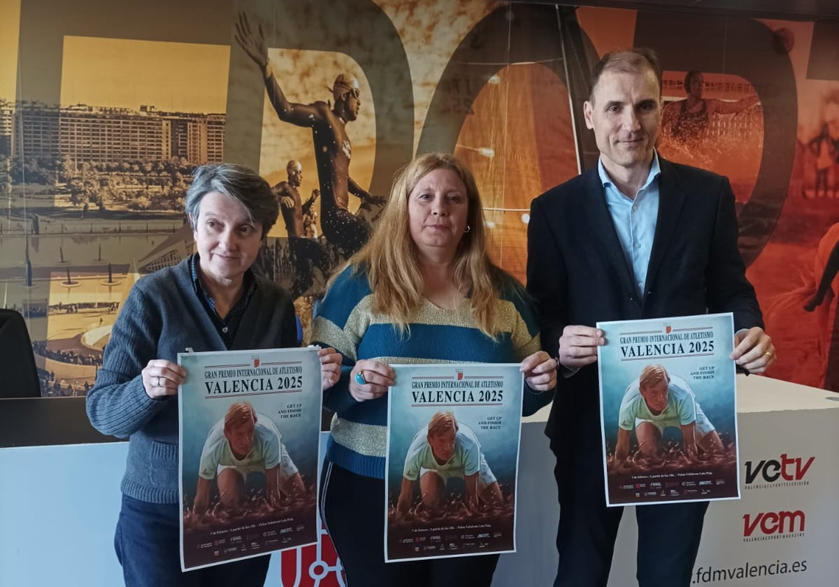 María José Orugo, presidenta de la Federación de Atletismo de la Comunidad Valenciana, Luis Cervera, director general de Deportes de la Comunitat Valenciana y María Ángeles Vidal, directora gerente de la Fundación Deportiva Municipal presentan el cartel