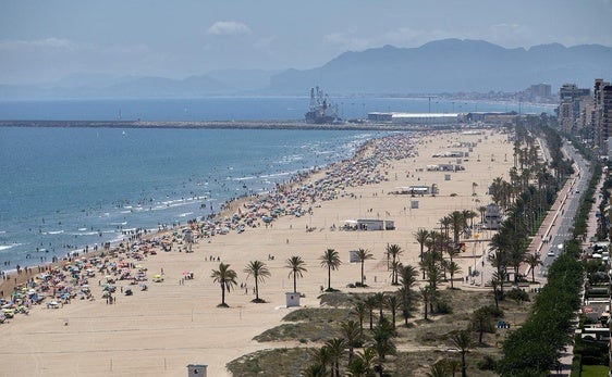 Vista general de la playa de Gandia.