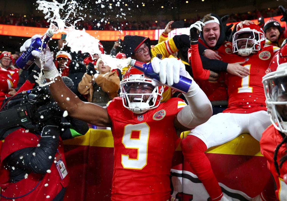 Jugadores de Kansas City Chiefs celebran una victoria.