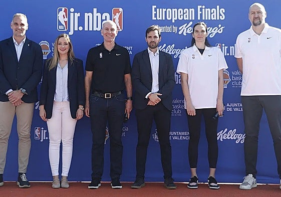 Neal Meyer, tercero por la izquierda, en la presentación en Valencia de las Junior NBA European Finals.
