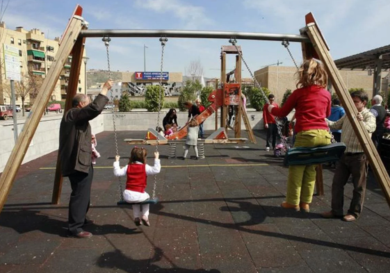 Unos niños juegan en un parque infantil, en una imagen de archivo.