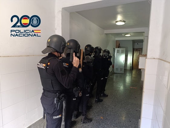 Agentes de la Policía Nacional durante uno de los registros.