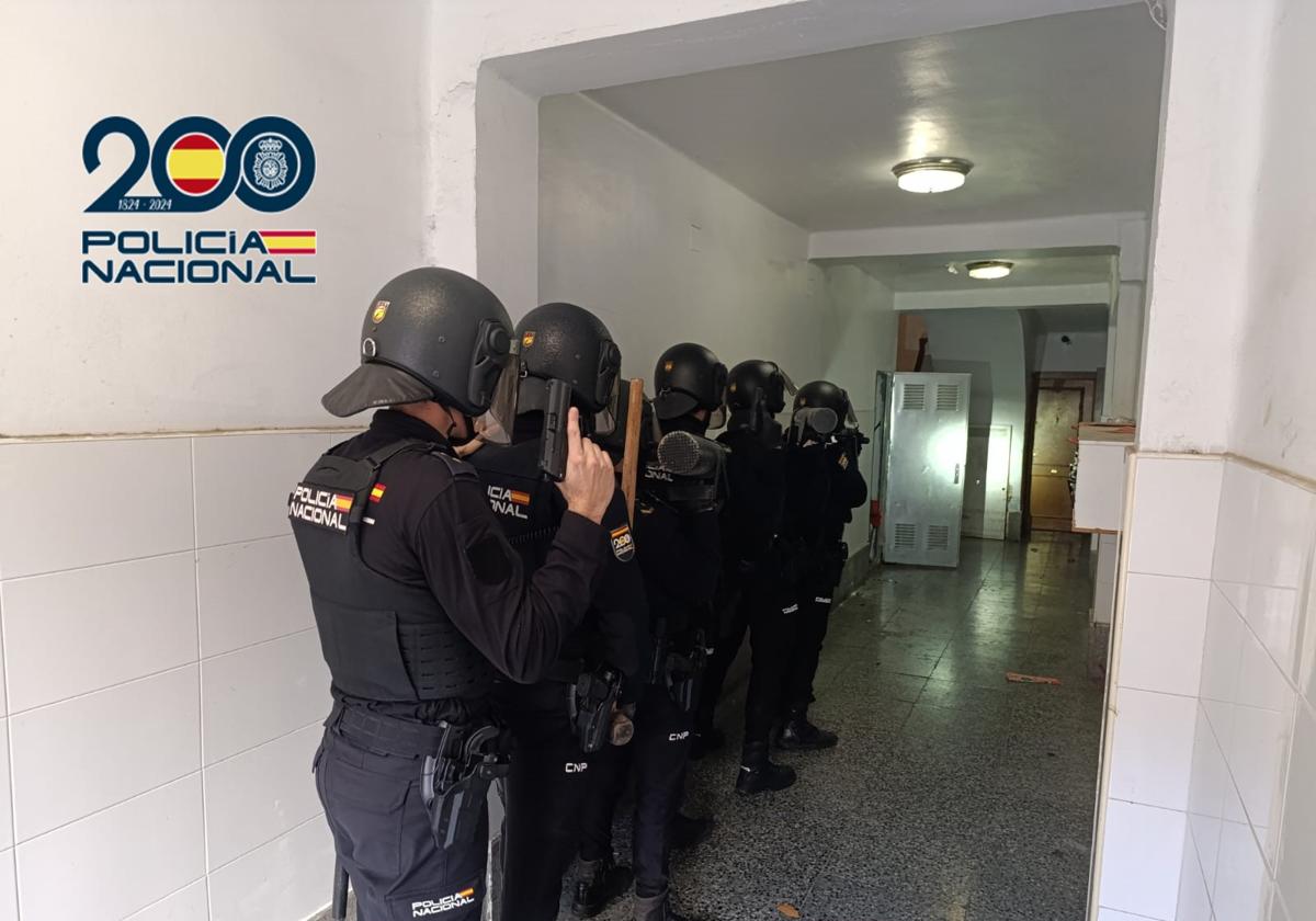 Agentes de la Policía Nacional durante uno de los registros.