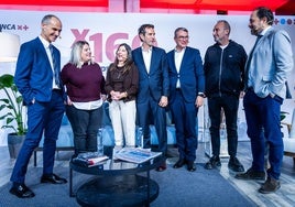 Los siete periodistas participantes en el coloquio, durante el encuentro en La Rotativa de LAS PROVINCIAS.