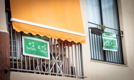 Carteles de protesta contra los apartamentos turísticos en el distrito Marítimo de Valencia.