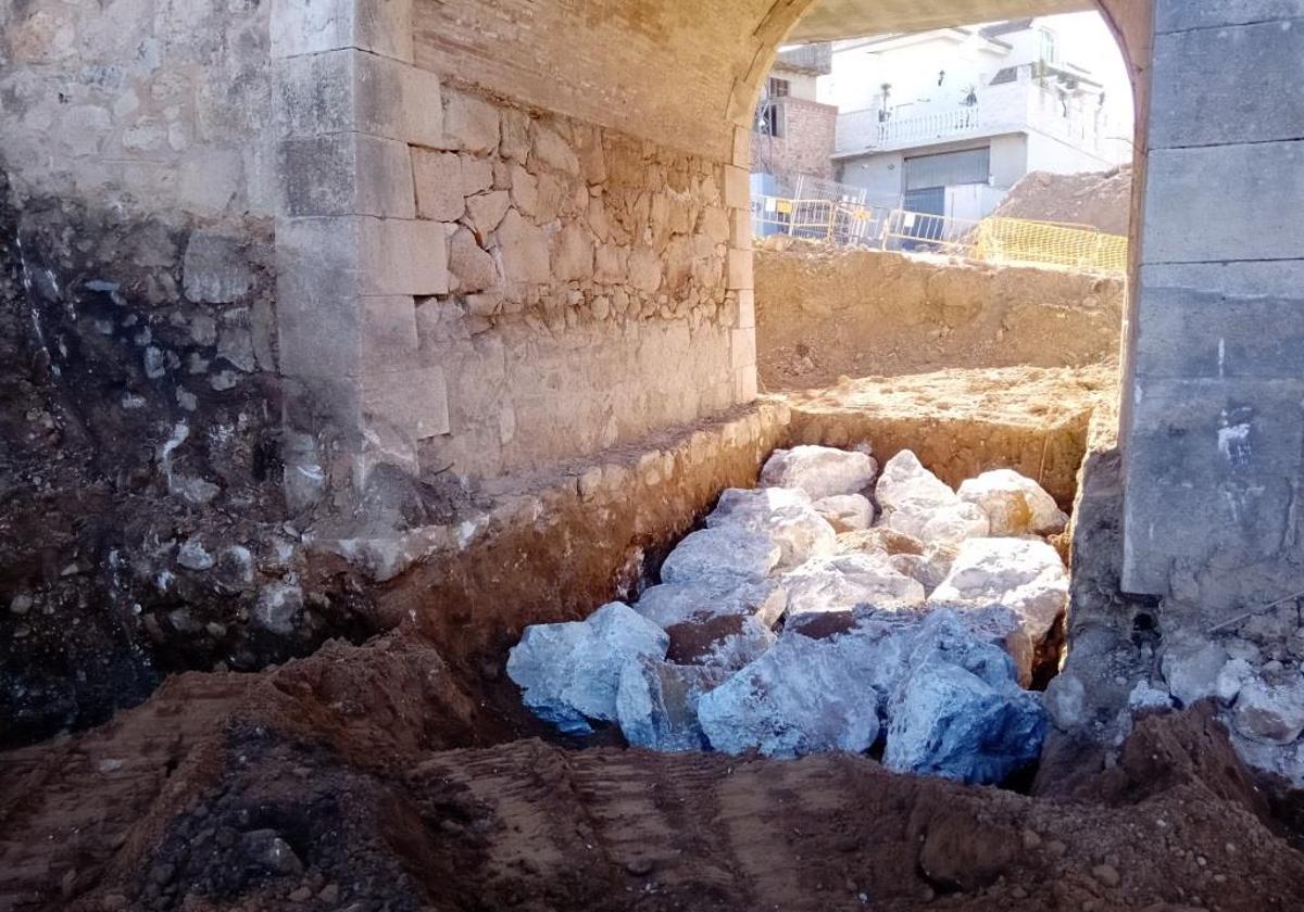 Obras en uno de los puentes de la CV-50.