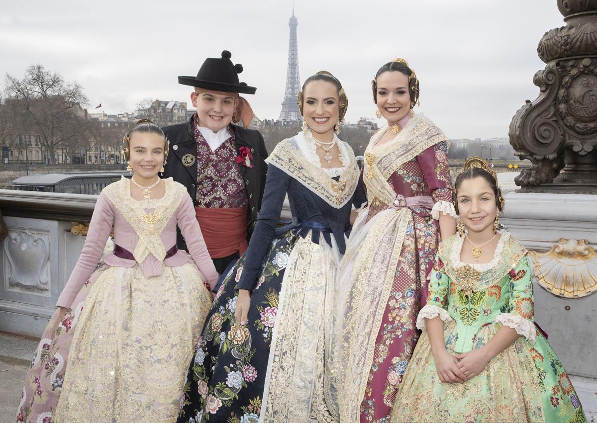 Imagen secundaria 1 - Foto 1: Chloé y Cayetano Gómez Artagoitia en Sacre Coeur; foto 2: las falleras mayores de Valencia 2025 con el cuadro de honor de París 2025; foto 3: dansà en la presentación.