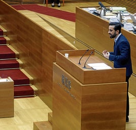 El Síndic socialista José Muñoz, en la tribuna de Les Corts.