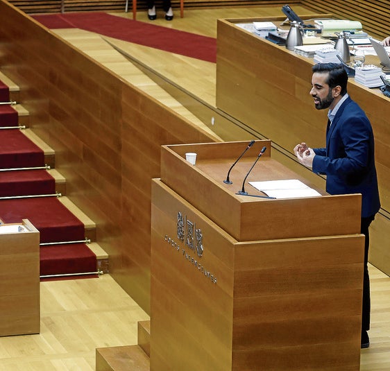 El Síndic socialista José Muñoz, en la tribuna de Les Corts.