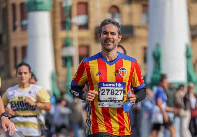 Josevi, en la Behobia, con la camiseta de la senyera y el crespón negro.