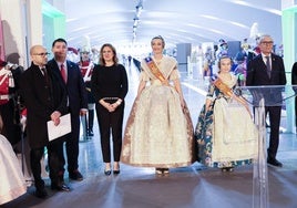 Berta Peiró y Lucía García, junto a las autoridades, en la inauguración de la Exposición del Ninot.