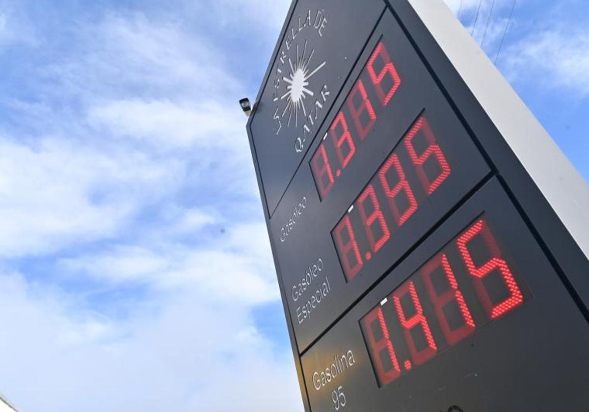 Precio de la gasolina en una estación de servicio, en una imagen de archivo.