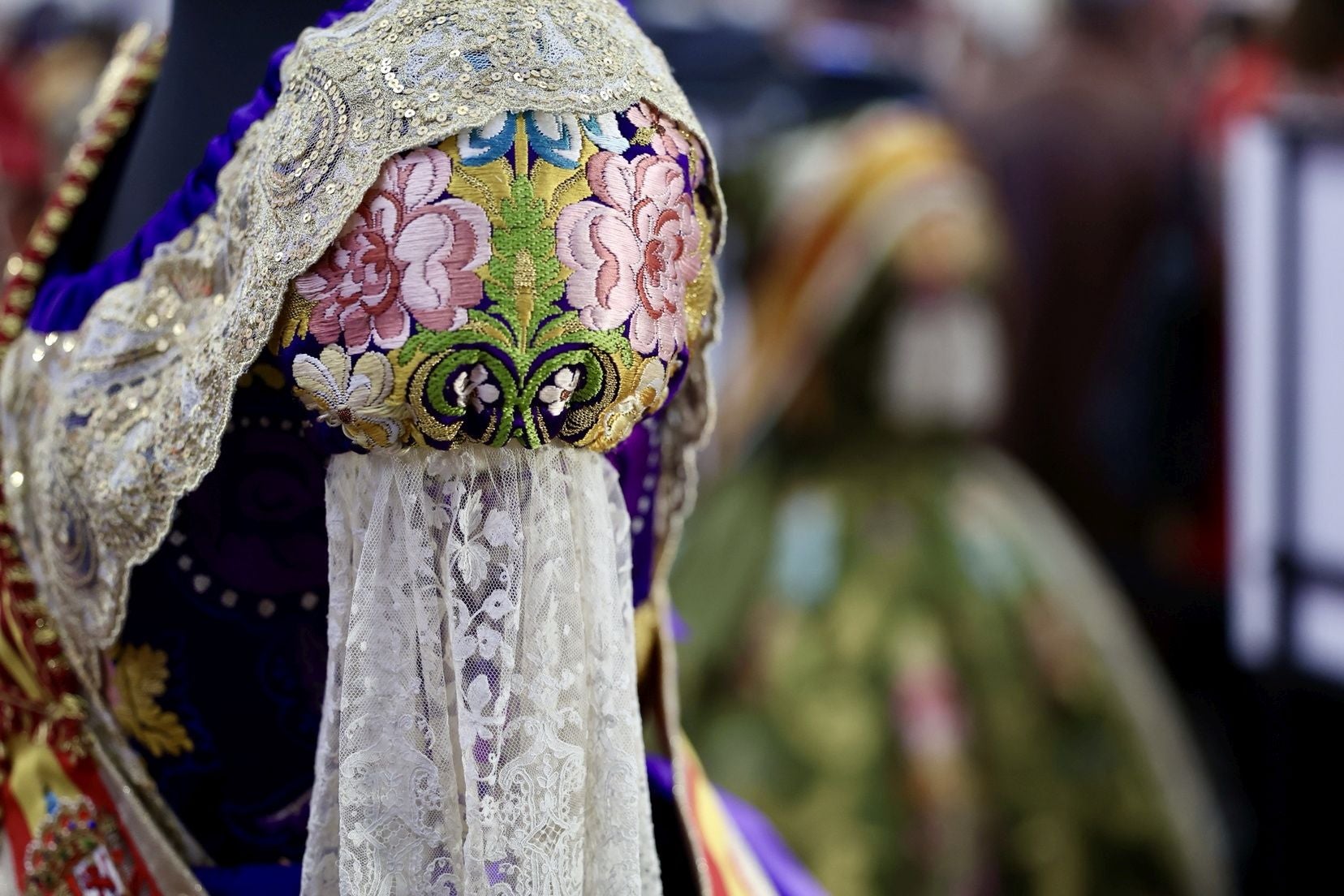 Inauguración de la Exposición solidaria de los espolines de las falleras mayores de Valencia en la falla Convento Jerusalén