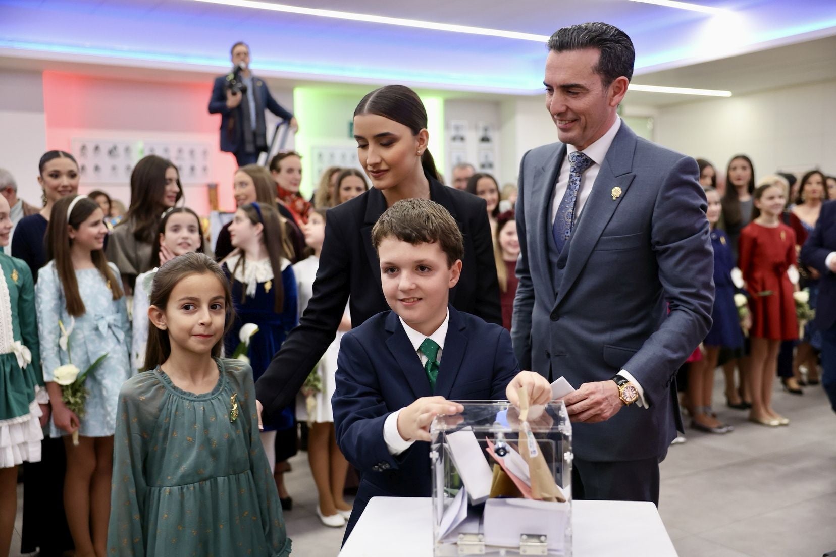 Inauguración de la Exposición solidaria de los espolines de las falleras mayores de Valencia en la falla Convento Jerusalén