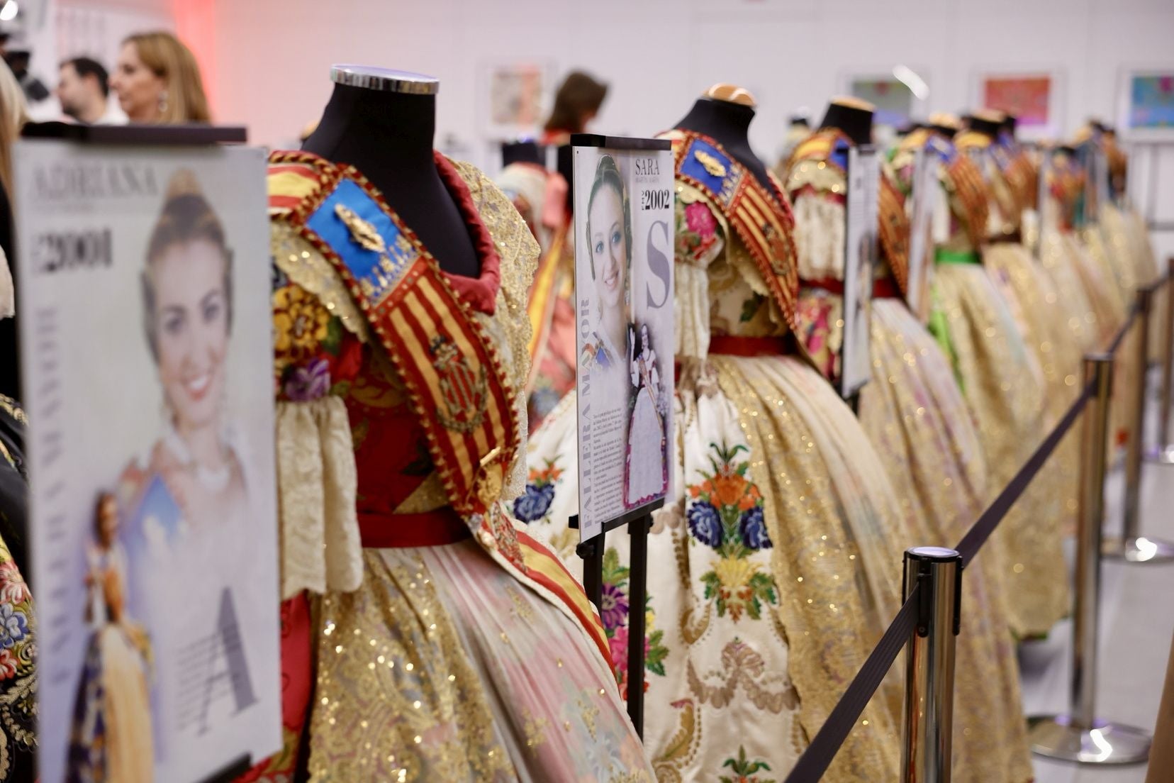 Inauguración de la Exposición solidaria de los espolines de las falleras mayores de Valencia en la falla Convento Jerusalén