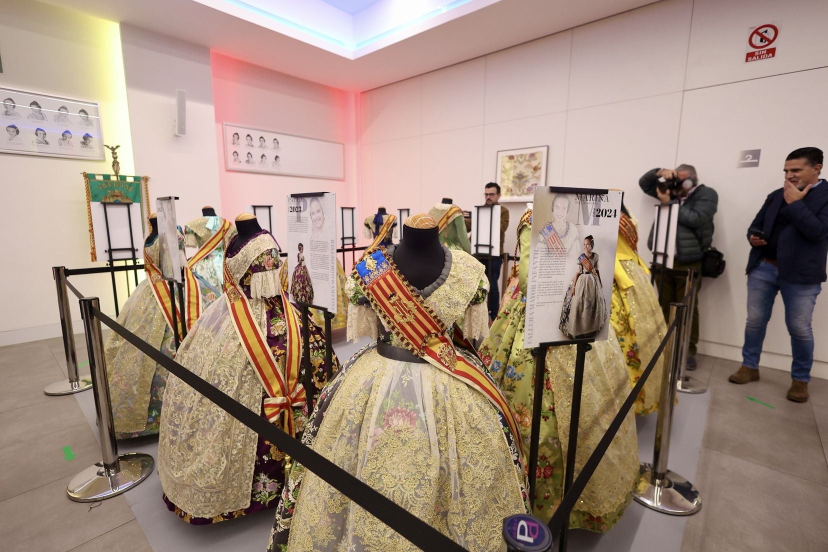 Inauguración de la Exposición solidaria de los espolines de las falleras mayores de Valencia en la falla Convento Jerusalén