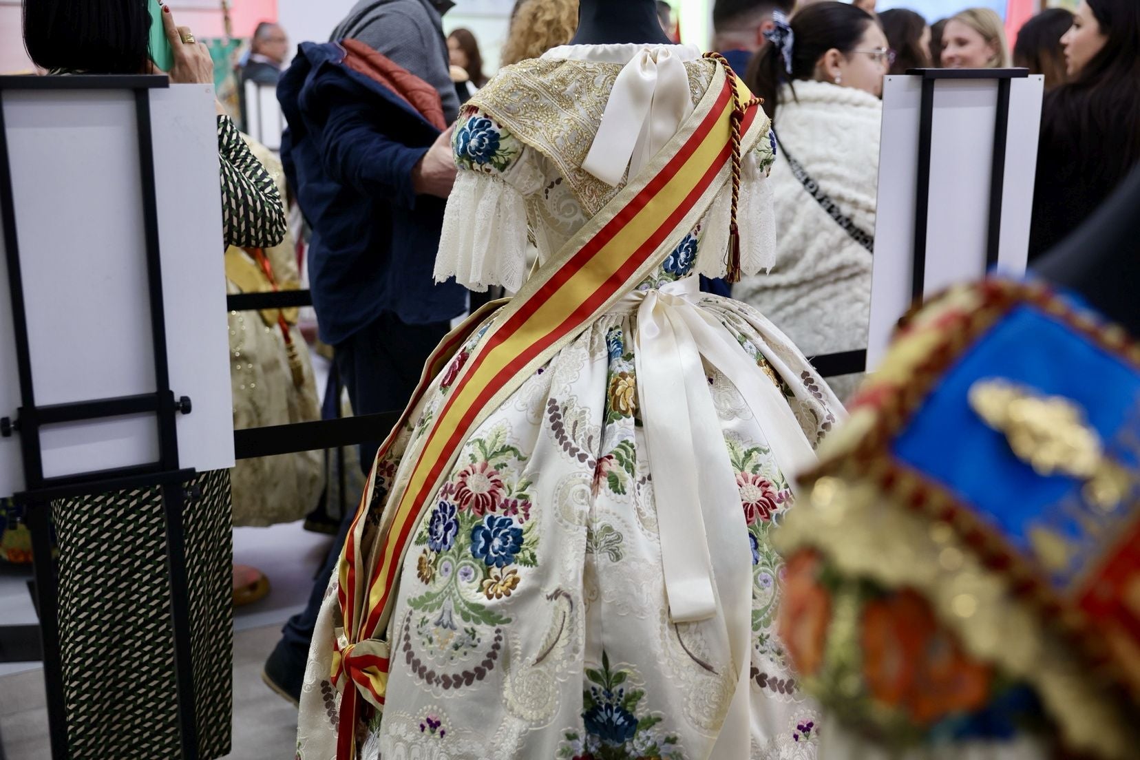 Inauguración de la Exposición solidaria de los espolines de las falleras mayores de Valencia en la falla Convento Jerusalén