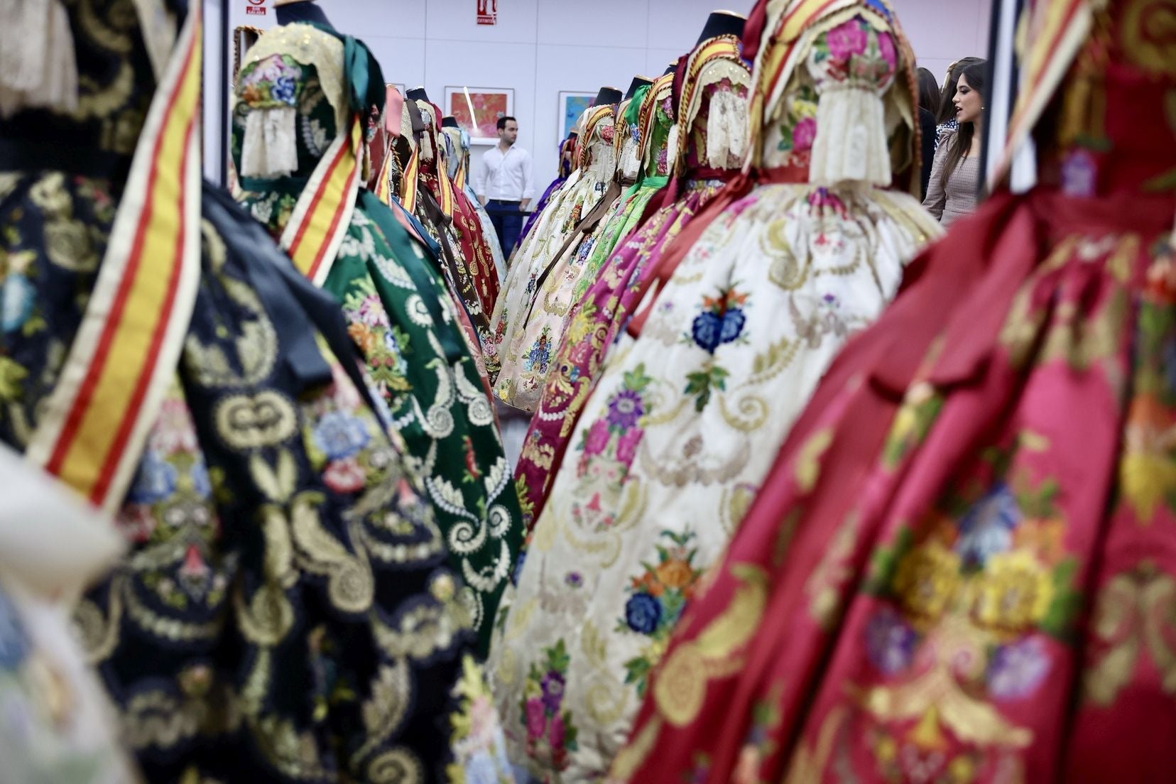 Inauguración de la Exposición solidaria de los espolines de las falleras mayores de Valencia en la falla Convento Jerusalén