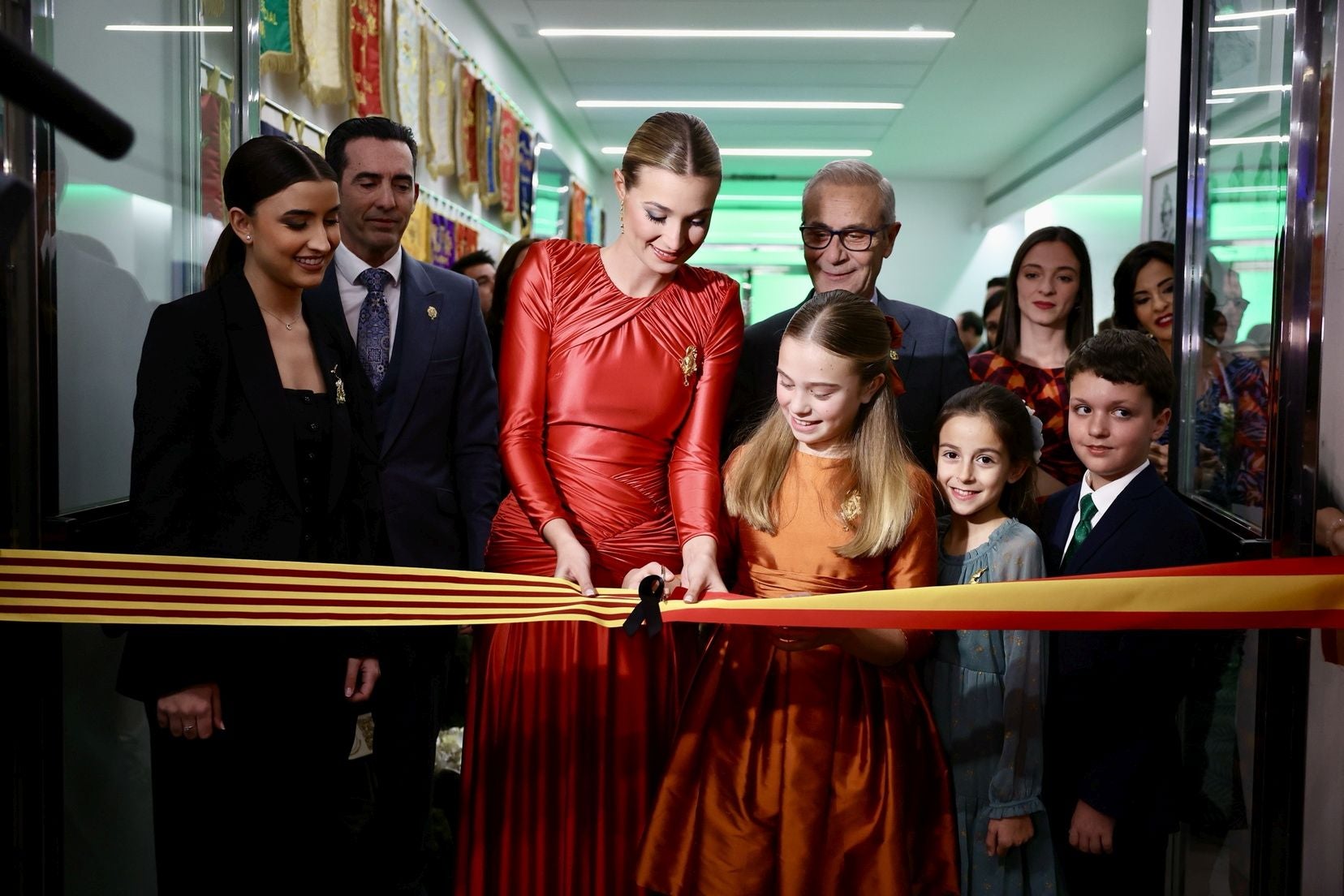 Inauguración de la Exposición solidaria de los espolines de las falleras mayores de Valencia en la falla Convento Jerusalén