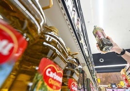 Botellas de aceite de oliva virgen extra en un supermercado.