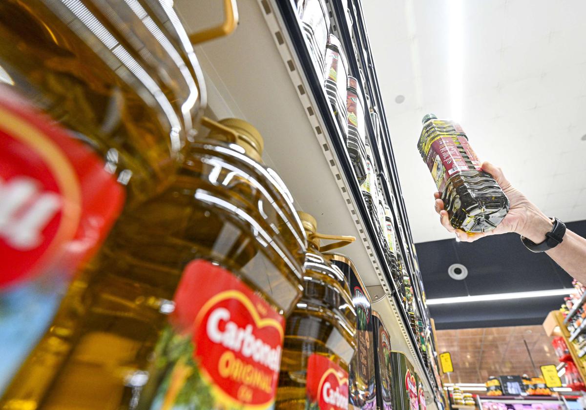 Botellas de aceite de oliva virgen extra en un supermercado.