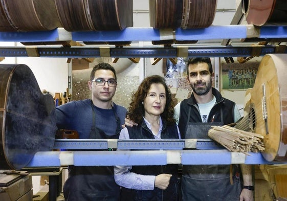 Germán, Araceli y David, al frente del centenario taller Hermanos Sanchis López.