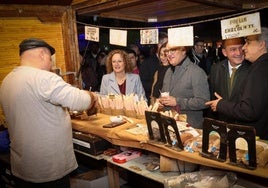 La alcaldesa Amparo Folgado (i), en la inauguración de la feria este viernes.