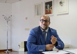 Ignacio Martínez en su despacho, situado en la sede de la Conselleria de Educación.