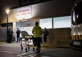Los bomberos acuden a sofocar el incendio en una vivienda de Moncada.