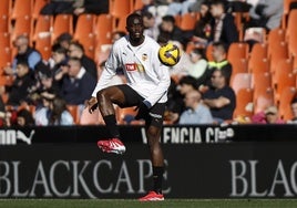 Mouctar Diakhaby, durante el calentamiento en Mestalla.