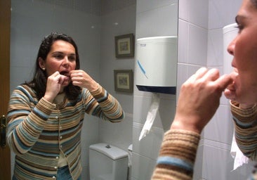 Expertos descubren que el uso regular de hilo dental puede reducir el riesgo de sufrir un accidente cerebrovascular
