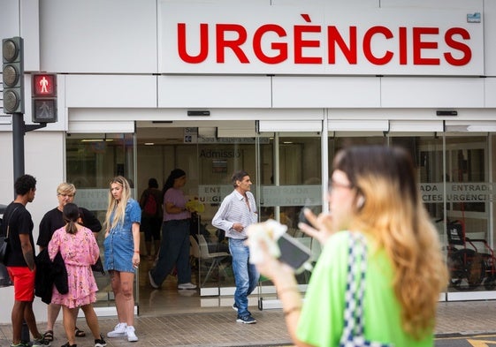 Entrada de urgencias del Hospital Clínico de Valencia, a donde fue trasladado el trabajador tras el accidente.