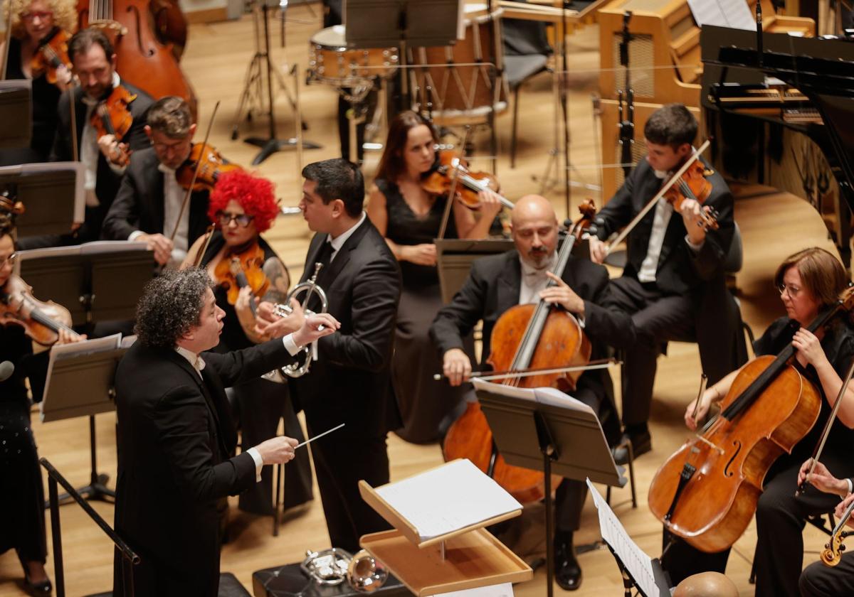 El director Gustavo Dudamel durante el concierto solidario de la Orquesta de Valencia y la Orquesta de la Comunitat Valenciana.