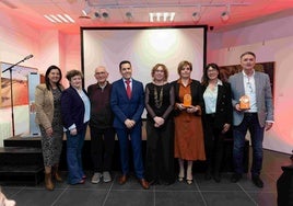 Pere Antoni, alcalde de Cane,  y María Martínez Marco, concejal de Turismo, con los premiados en la gala.