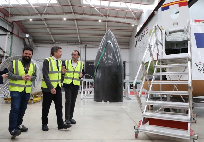 Carlos Mazón, durante la visita a la planta.