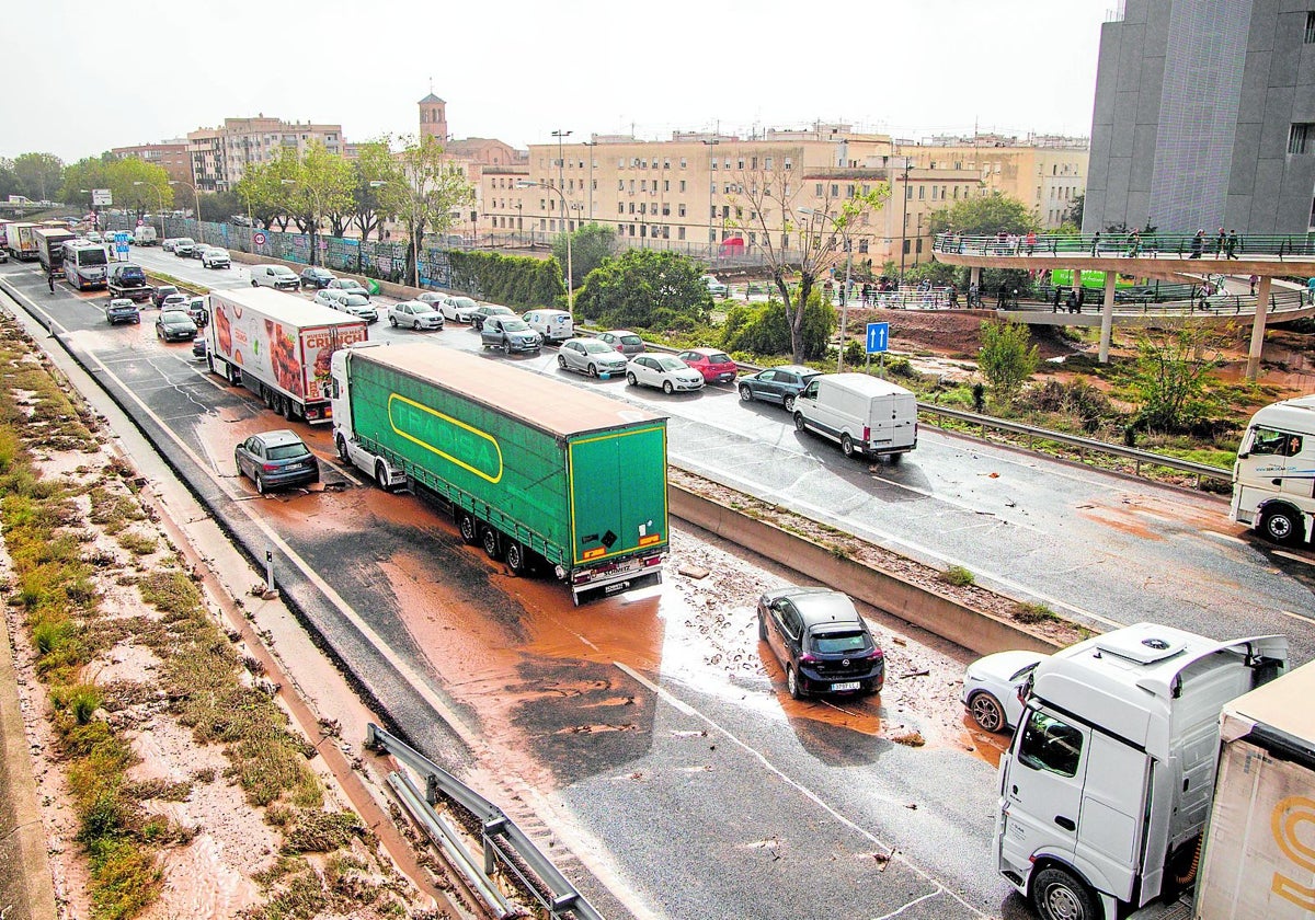 El estado de la V-30, el día después de la dana que asoló buena parte de l'Horta Sud.