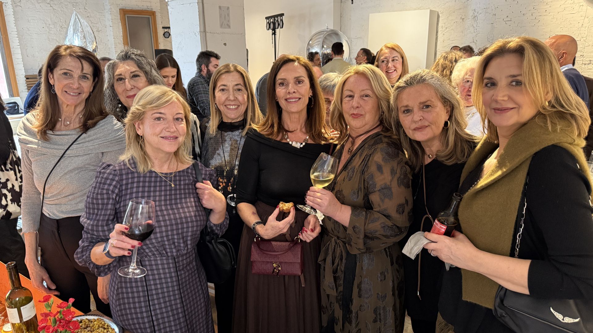 Lorena Sanz, Natalia del Moral, Lourdes García, Marta Vanaclocha, Paz Hueso, Amparo Reigosa, Eva Gallego y M José Rubio.